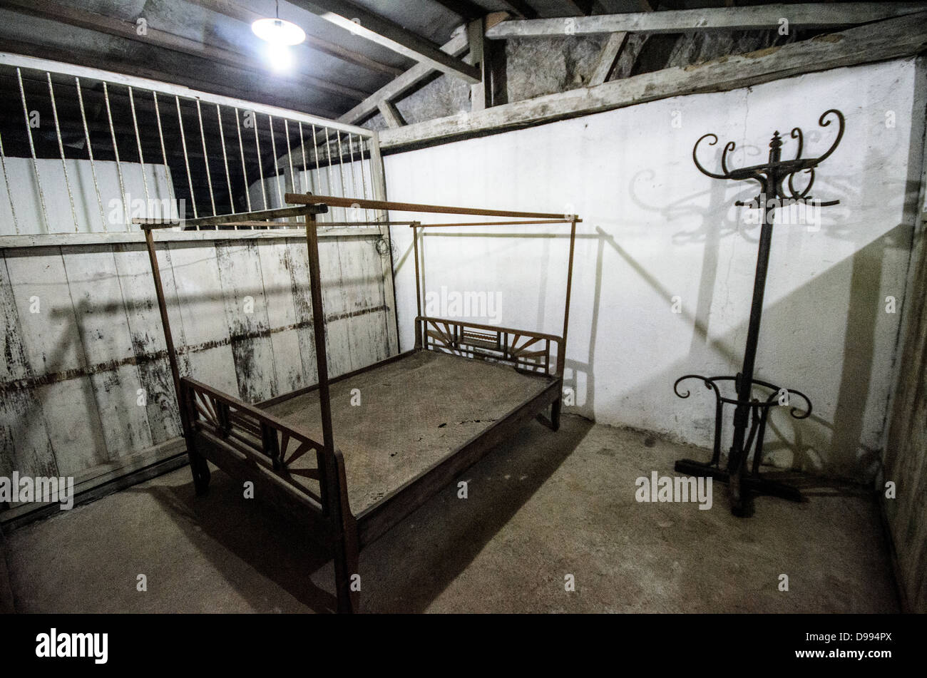 VIENG XAI, Laos - Una camera da letto nella caverna del presidente presso le grotte Pathet Lao di Vieng Xai nella provincia di Houaphanh nel Laos nord-orientale. Le grotte calcaree naturali servirono come quartier generale e alloggio per la leadership di Pathet Lao durante la guerra del Vietnam dal 1960 al 1975. Le forze comuniste utilizzarono questi sistemi di grotte carsiche per evitare l'estesa campagna di bombardamenti americani nota come Guerra segreta, che prese di mira il Laos a causa della sua posizione strategica lungo il sentiero di ho chi Minh. Il complesso delle grotte ospitava uffici governativi, sale riunioni e alloggi personali per figure chiave del re del popolo del Laos Foto Stock