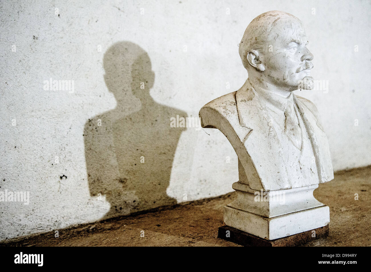 VIENG XAI, Laos - Un busto di Lenin esposto nella caverna del presidente presso le grotte Pathet Lao di Vieng Xai nella provincia di Houaphanh nel nord-est del Laos. Il Pathet Lao è stato il movimento politico comunista e l'organizzazione che ha guidato la lotta per l'indipendenza in Laos dal 1950 al 1975. Durante la guerra del Vietnam, la leadership del Pathet Lao utilizzò queste grotte calcaree naturali come quartier generale e riparo per evitare le campagne di bombardamento americane che colpirono la regione. Il complesso di grotte nel paesaggio carsico del Laos settentrionale servì da base nascosta per le forze comuniste. Vie Foto Stock