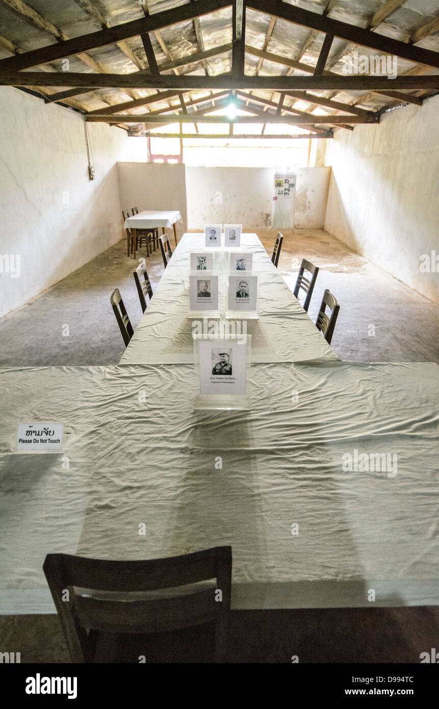 VIENG XAI, Laos - sala riunioni Politburo presso le grotte Pathet Lao di Vieng Xai nella provincia di Houaphanh nel Laos nord-orientale. Il Pathet Lao, un movimento politico comunista e un'organizzazione, utilizzò queste grotte calcaree naturali come quartier generale e rifugio durante l'era della guerra del Vietnam, dal 1960 al 1975. Il complesso delle grotte servì come rifugio per la leadership durante le estese campagne di bombardamento americane che misero di mira il Laos come parte del più ampio conflitto nel sud-est asiatico. Le grotte sono scolpite nel paesaggio carsico che caratterizza gran parte del Laos settentrionale. Oggi, le grotte di Vieng Xai Foto Stock