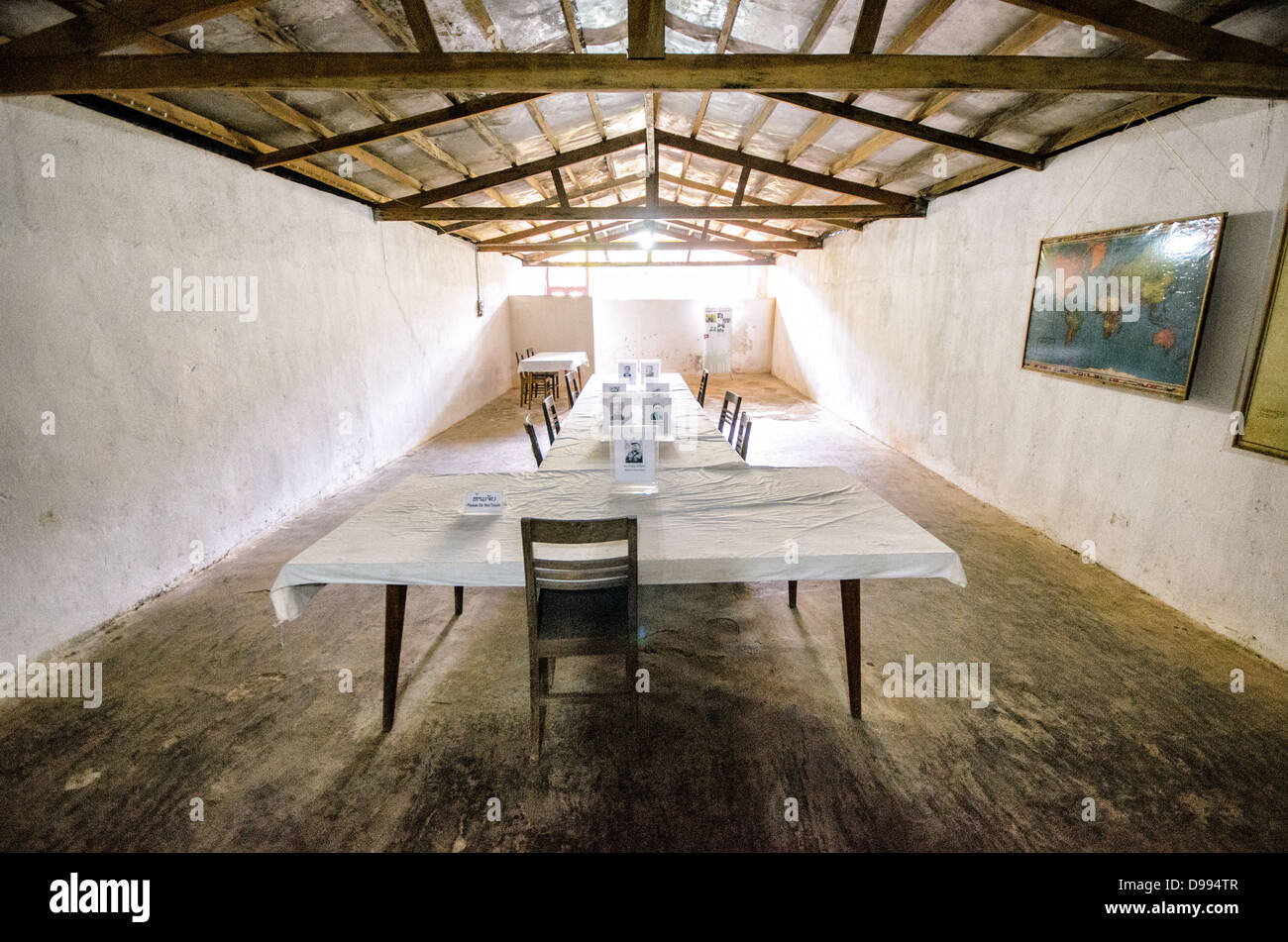 VIENG XAI, Laos - sala riunioni Politburo presso le grotte Pathet Lao di Vieng Xai nella provincia di Houaphanh nel Laos nord-orientale. Il Pathet Lao, un movimento politico comunista e un'organizzazione, utilizzò queste grotte calcaree naturali come quartier generale e rifugio durante l'era della guerra del Vietnam, dal 1960 al 1975. Il complesso delle grotte servì come rifugio per la leadership durante le estese campagne di bombardamento americane che misero di mira il Laos come parte del più ampio conflitto nel sud-est asiatico. Le grotte sono scolpite nel paesaggio carsico che caratterizza gran parte del Laos settentrionale. Oggi, le grotte di Vieng Xai Foto Stock