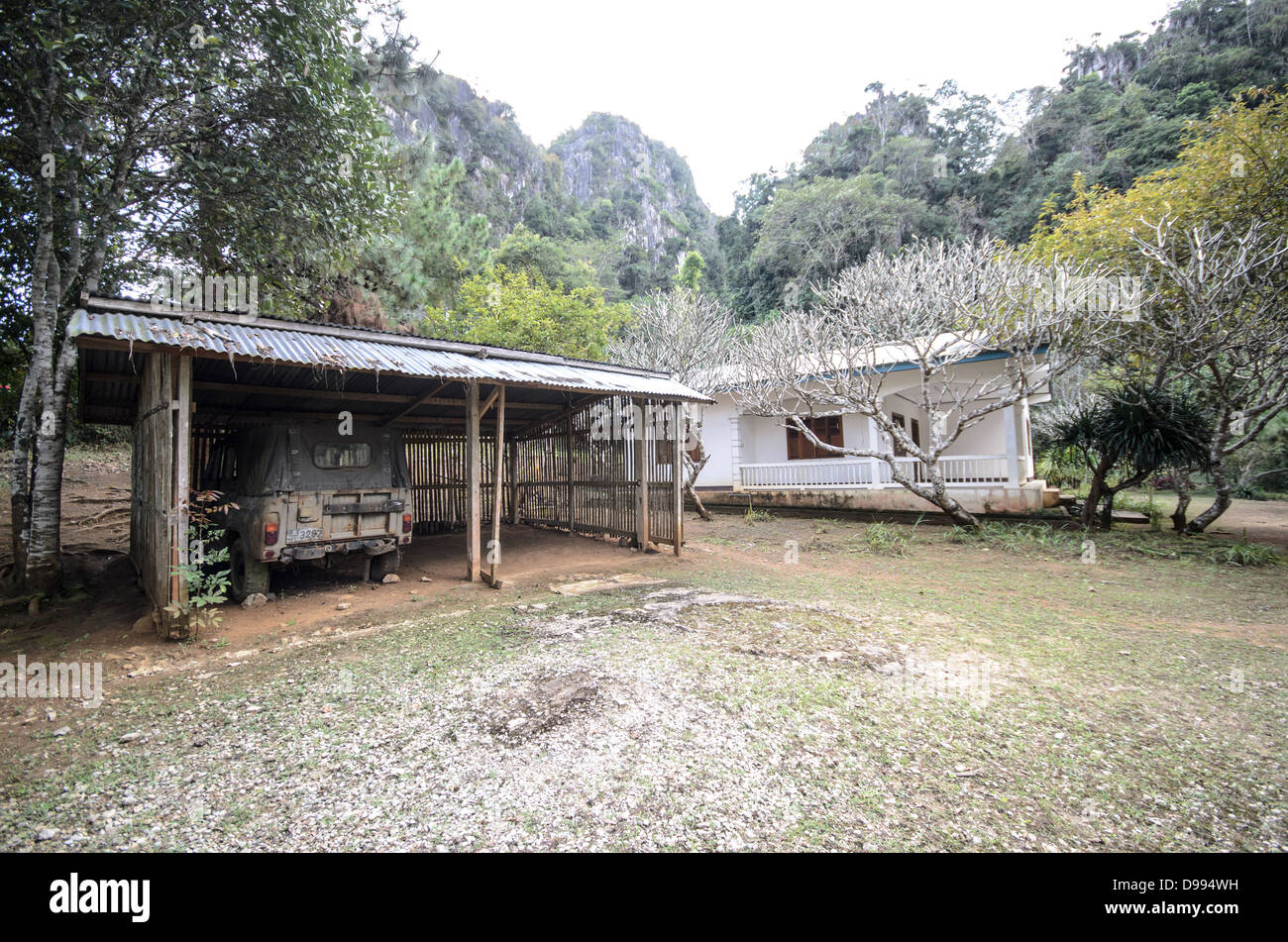 VIENG XAI, Laos - Una semplice casa indipendente si trova accanto al Memoriale Kaysone Phomvihane presso lo storico complesso delle grotte Pathet Lao a Vieng Xai. Il memoriale onora Kaysone Phomvihane, che servì come leader del movimento rivoluzionario Pathet Lao e in seguito divenne il primo primo ministro e presidente della Repubblica Democratica Popolare del Laos. Durante la guerra del Vietnam, Phomvihane e altri capi Pathet Lao usarono queste grotte calcaree naturali nel paesaggio carsico come loro quartier generale e riparo dalle campagne di bombardamento americane. Il complesso di grotte nella provincia di Houaphanh, nel Lao nord-orientale Foto Stock