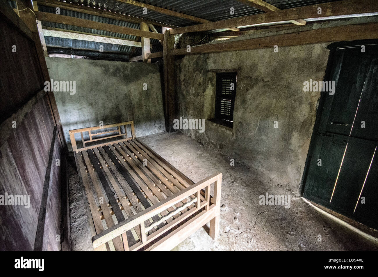 VIENG XAI, Laos - l'interno degli alloggi all'interno del complesso rupestre di Pathet Lao mostra le strutture sotterranee utilizzate durante la seconda guerra d'Indocina. Le grotte di Vieng Xai servirono come quartier generale e base residenziale per le forze comuniste Pathet Lao dal 1964 al 1973 durante il loro conflitto contro il governo reale del Laos. La vasta rete di grotte ospitava leader politici, comandanti militari e le loro famiglie in una città nascosta scavata nel paesaggio carsico di pietra calcarea. Le grotte contenevano sale riunioni, uffici, alloggi, ospedali, scuole, e anche un teatro, supportando t Foto Stock