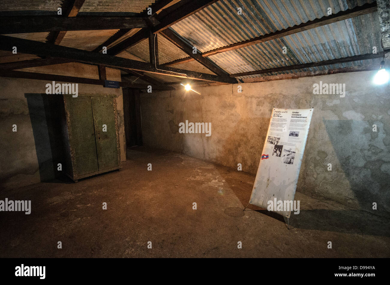 VIENG XAI, Laos - l'interno degli alloggi all'interno del complesso rupestre di Pathet Lao mostra le strutture sotterranee utilizzate durante la seconda guerra d'Indocina. Le grotte di Vieng Xai servirono come quartier generale e base residenziale per le forze comuniste Pathet Lao dal 1964 al 1973 durante il loro conflitto contro il governo reale del Laos. La vasta rete di grotte ospitava leader politici, comandanti militari e le loro famiglie in una città nascosta scavata nel paesaggio carsico di pietra calcarea. Le grotte contenevano sale riunioni, uffici, alloggi, ospedali, scuole, e anche un teatro, supportando t Foto Stock