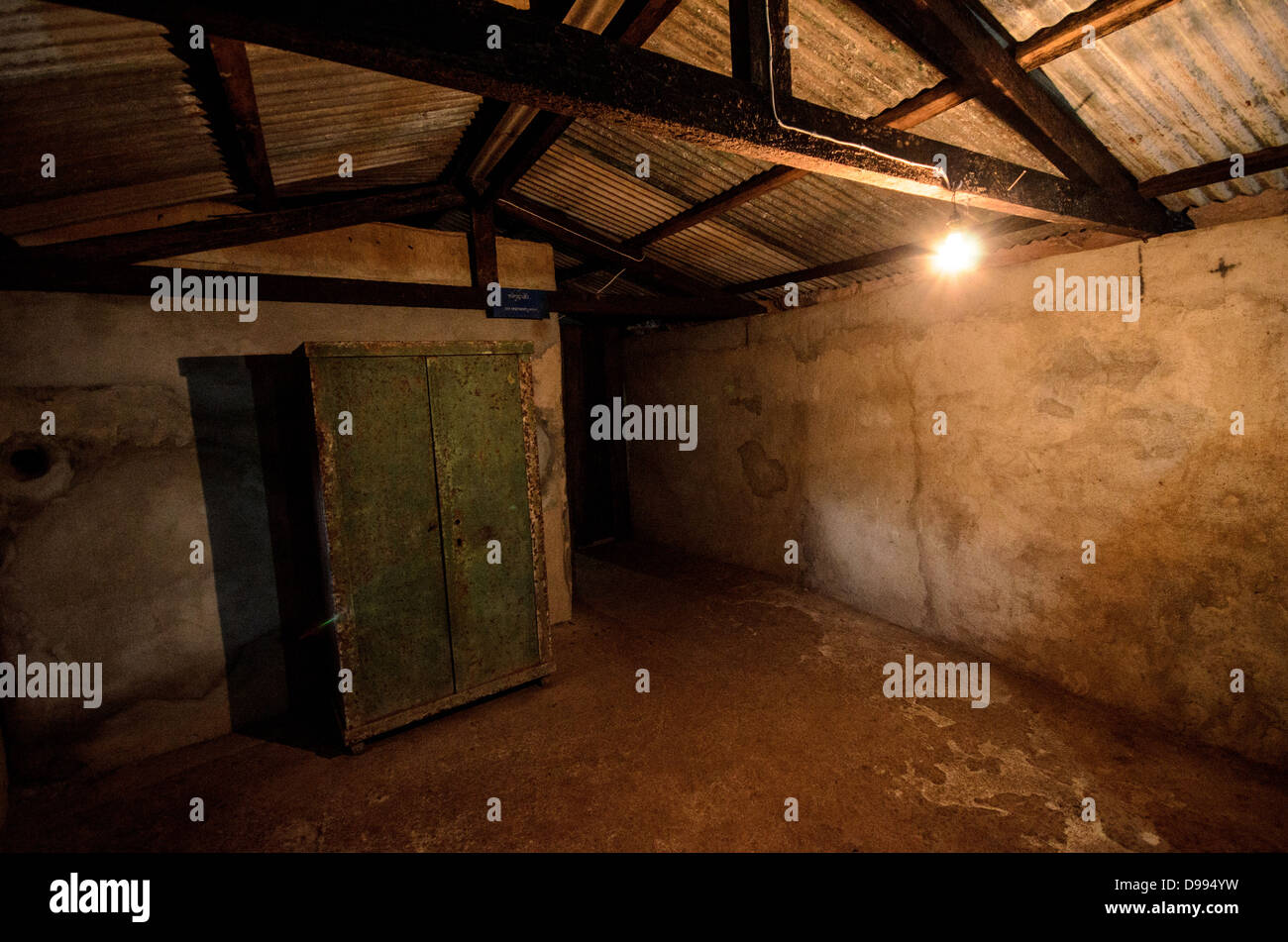 VIENG XAI, Laos - l'interno degli alloggi all'interno del complesso rupestre di Pathet Lao mostra le strutture sotterranee utilizzate durante la seconda guerra d'Indocina. Le grotte di Vieng Xai servirono come quartier generale e base residenziale per le forze comuniste Pathet Lao dal 1964 al 1973 durante il loro conflitto contro il governo reale del Laos. La vasta rete di grotte ospitava leader politici, comandanti militari e le loro famiglie in una città nascosta scavata nel paesaggio carsico di pietra calcarea. Le grotte contenevano sale riunioni, uffici, alloggi, ospedali, scuole, e anche un teatro, supportando t Foto Stock