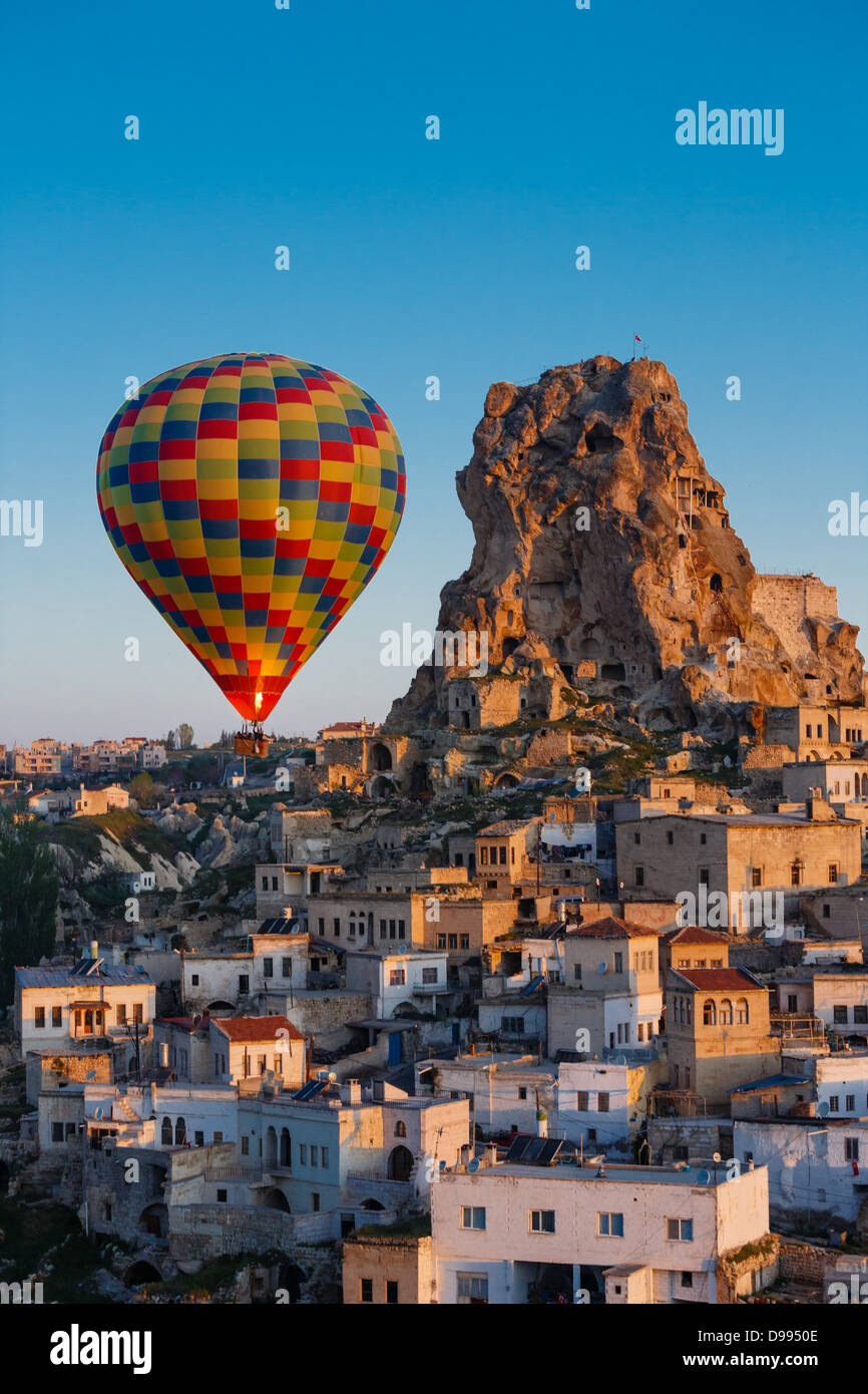 Volo in pallone aerostatico vicino alla roccia nella città turca di Uchisar Foto Stock