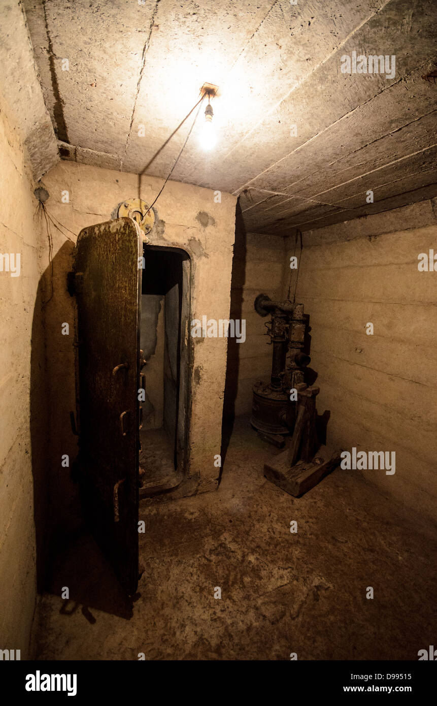 VIENG XAI, Laos — Una porta pesante in acciaio è pronta a sigillare l'ingresso di un'area di emergenza all'interno delle grotte Pathet Lao, dotata di speciali attrezzature di ventilazione. Le grotte servirono come quartier generale e rifugio per la leadership di Pathet Lao durante la guerra del Vietnam, quando il nord-est del Laos dovette affrontare intense campagne di bombardamento americane dal 1964 al 1973. Queste grotte calcaree naturali nel paesaggio carsico della provincia di Houaphanh fornirono protezione alle forze comuniste e ai civili durante quella che divenne nota come la guerra segreta. Il complesso delle grotte ospitava uffici governativi, ospedali, scuole e qu viventi Foto Stock