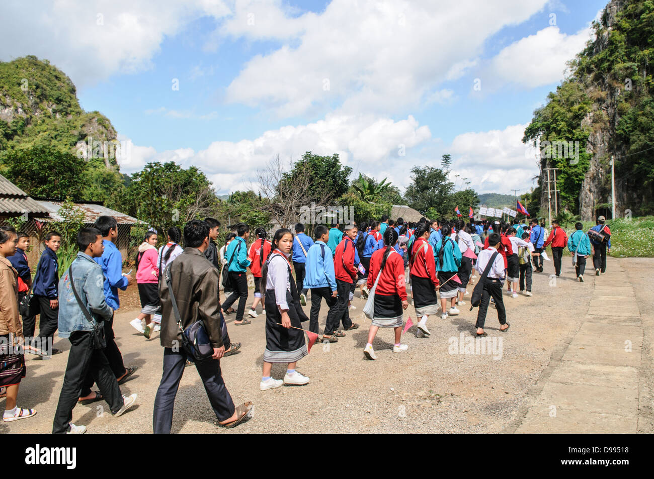 VIENG XAI, Laos - Un gruppo di studenti che visita un'aula scolastica all'interno dello storico complesso di grotte di Pathet Lao. Le grotte di Vieng Xai servirono come quartier generale e città nascosta per il movimento comunista Pathet Lao durante la seconda guerra d'Indocina dal 1964 al 1973. La vasta rete di grotte calcaree ospitava uffici governativi, ospedali, scuole e alloggi per migliaia di persone durante l'intensa campagna di bombardamenti degli Stati Uniti conosciuta come la Guerra segreta. Oggi le grotte fungono da museo e sito educativo, preservando la storia del movimento di resistenza Pathet Lao. La grotta Vieng Xai co Foto Stock