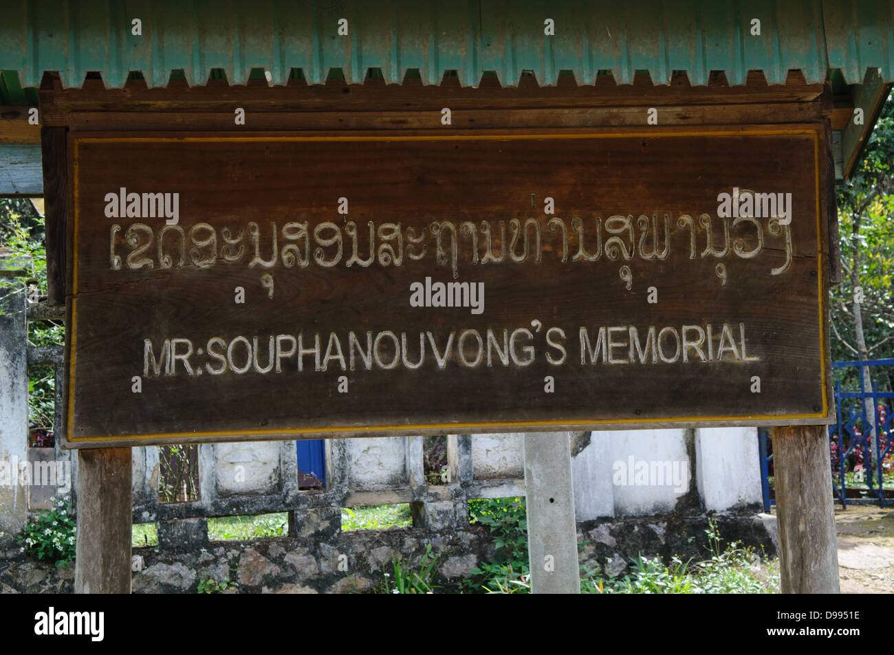 VIENG XAI, Laos - Un memoriale commemora Souphanouvong presso le grotte Pathet Lao di Vieng Xai nella provincia di Houaphanh. Souphanouvong, noto come il "Principe Rosso", fu uno dei leader fondatori del movimento comunista Pathet Lao e fu il primo presidente della Repubblica Democratica Popolare del Laos dal 1975 al 1986. Il complesso delle grotte servì come quartier generale e rifugio per la leadership di Pathet Lao durante la seconda guerra d'Indocina, proteggendole dalle intense campagne di bombardamento americane tra il 1964 e il 1973. Il sito ora funziona come memoriale storico e museo, preservando l'eredità del regno del Laos Foto Stock