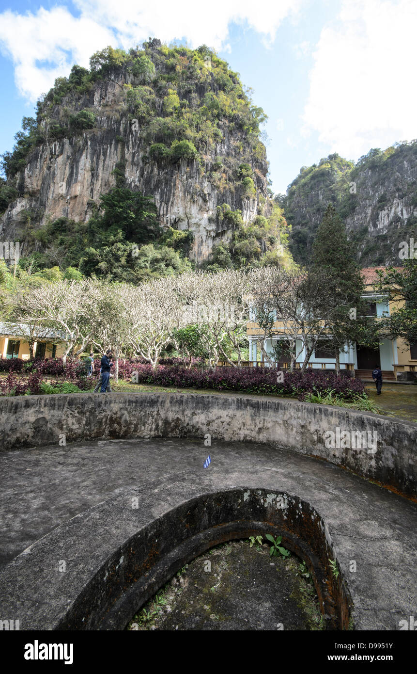 VIENG XAI, Laos: Spettacolari formazioni carsiche di pietra calcarea si innalzano sopra il complesso di grotte di Vieng Xai nel Laos nord-orientale. Le grotte di Pathet Lao servirono come città nascosta e quartier generale del movimento comunista Pathet Lao durante la seconda guerra d'Indocina dal 1964 al 1973. La vasta rete di grotte ha fornito rifugio a un massimo di 23.000 persone, compresi i leader politici e militari, durante intense campagne di bombardamento. Le grotte ospitavano scuole, ospedali, teatri e uffici governativi all'interno delle grotte calcaree naturali. Vieng Xai, situata nella provincia di Houaphanh vicino al confine vietnamita, è ora pres Foto Stock