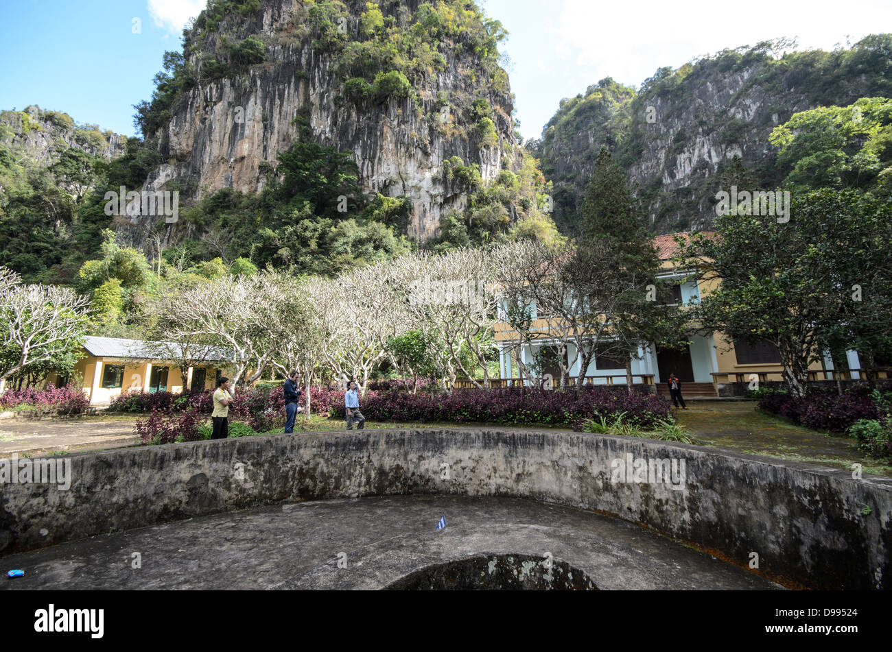 VIENG XAI, Laos: Spettacolari formazioni carsiche di pietra calcarea si innalzano sopra il complesso di grotte di Vieng Xai nel Laos nord-orientale. Le grotte di Pathet Lao servirono come città nascosta e quartier generale del movimento comunista Pathet Lao durante la seconda guerra d'Indocina dal 1964 al 1973. La vasta rete di grotte ha fornito rifugio a un massimo di 23.000 persone, compresi i leader politici e militari, durante intense campagne di bombardamento. Le grotte ospitavano scuole, ospedali, teatri e uffici governativi all'interno delle grotte calcaree naturali. Vieng Xai, situata nella provincia di Houaphanh vicino al confine vietnamita, è ora pres Foto Stock