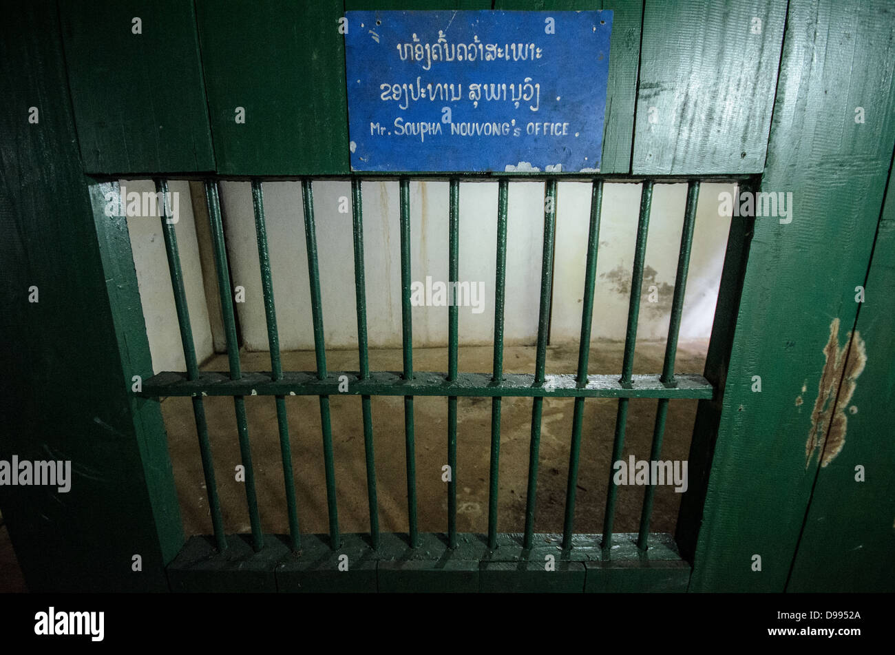 VIENG XAI, Laos - l'ufficio conservato di Soupha Nouvong all'interno del complesso delle grotte Pathet Lao nella provincia di Houaphanh nel Laos nord-orientale. Nouvong è stato un leader chiave nel movimento Pathet Lao durante l'era della guerra del Vietnam. Le grotte calcaree naturali in questo paesaggio carsico hanno fornito rifugio alla leadership di Pathet Lao durante le continue campagne di bombardamento americane dal 1964 al 1973. Il complesso di grotte servì de facto come capitale delle aree del Laos controllate da Pathet Lao durante il conflitto. Oggi, le grotte fungono da sito storico che conserva il quartier generale e gli spazi abitativi del tempo di guerra Foto Stock