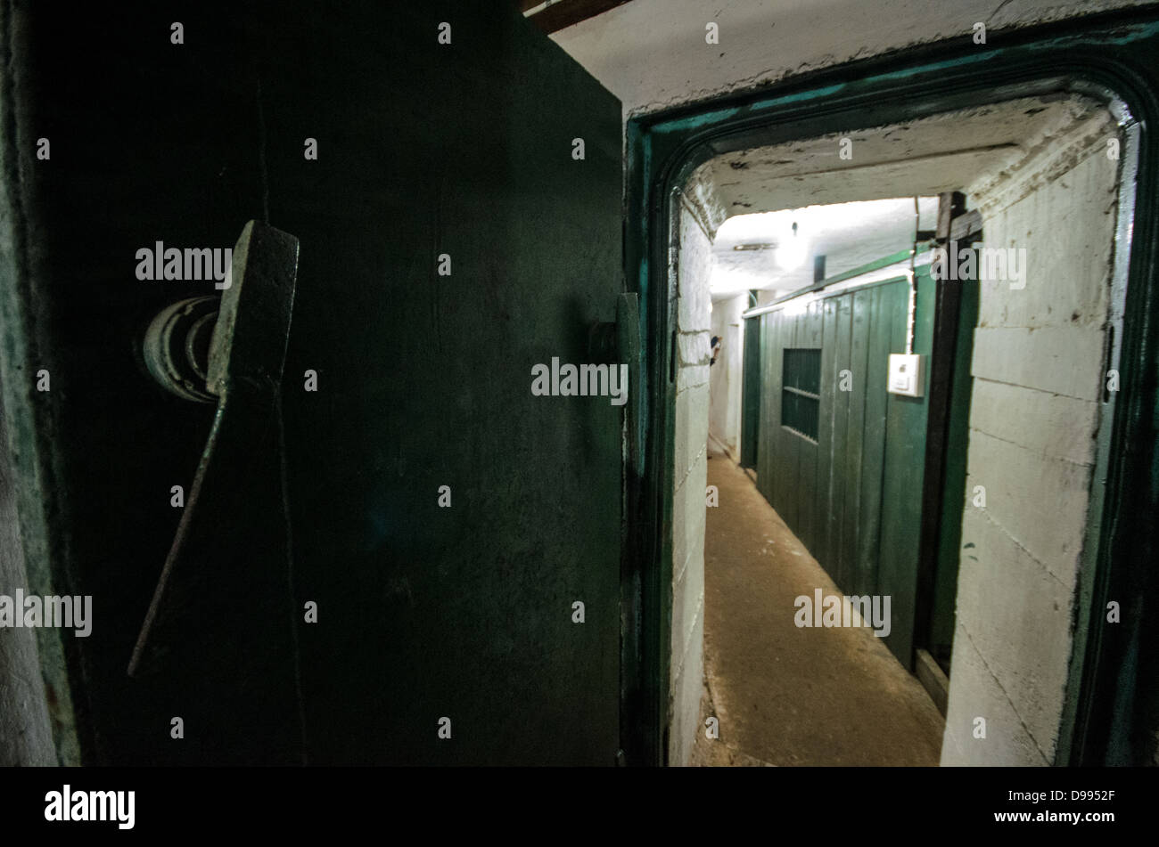 VIENG XAI, Laos — un'area di pronto soccorso con porte in acciaio pesante e speciali macchinari di ventilazione nelle grotte Pathet Lao di Vieng Xai nella provincia di Houaphanh nel Laos nord-orientale. Il Pathet Lao, il movimento politico comunista e l'organizzazione che alla fine prese il controllo del Laos, utilizzò queste grotte calcaree naturali come quartier generale e rifugio durante la guerra segreta dal 1964 al 1973. Il complesso delle grotte serviva come città sotterranea dove la leadership di Pathet Lao, incluso il futuro primo ministro Kaysone Phomvihane, viveva e operava evitando i continui bombardamenti americani durante il vi Foto Stock