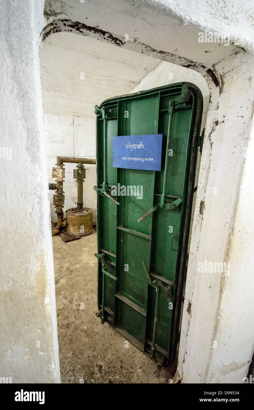 VIENG XAI, Laos — un'area di pronto soccorso con porte in acciaio pesante e speciali macchinari di ventilazione nelle grotte Pathet Lao di Vieng Xai nella provincia di Houaphanh nel Laos nord-orientale. Il Pathet Lao, il movimento politico comunista e l'organizzazione che alla fine prese il controllo del Laos, utilizzò queste grotte calcaree naturali come quartier generale e rifugio durante la guerra segreta dal 1964 al 1973. Il complesso delle grotte serviva come città sotterranea dove la leadership di Pathet Lao, incluso il futuro primo ministro Kaysone Phomvihane, viveva e operava evitando i continui bombardamenti americani durante il vi Foto Stock