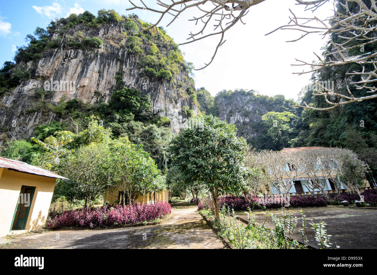 VIENG XAI, Laos - il Pathet Lao Grotte di Vieng Xai in provincia Houaphanh nel nordest del Laos. Fu in queste grotte naturali profondo in formazioni carsiche che il Pathet Lao evitato di leadership americana costanti bombardamenti durante la Guerra del Vietnam. Foto Stock