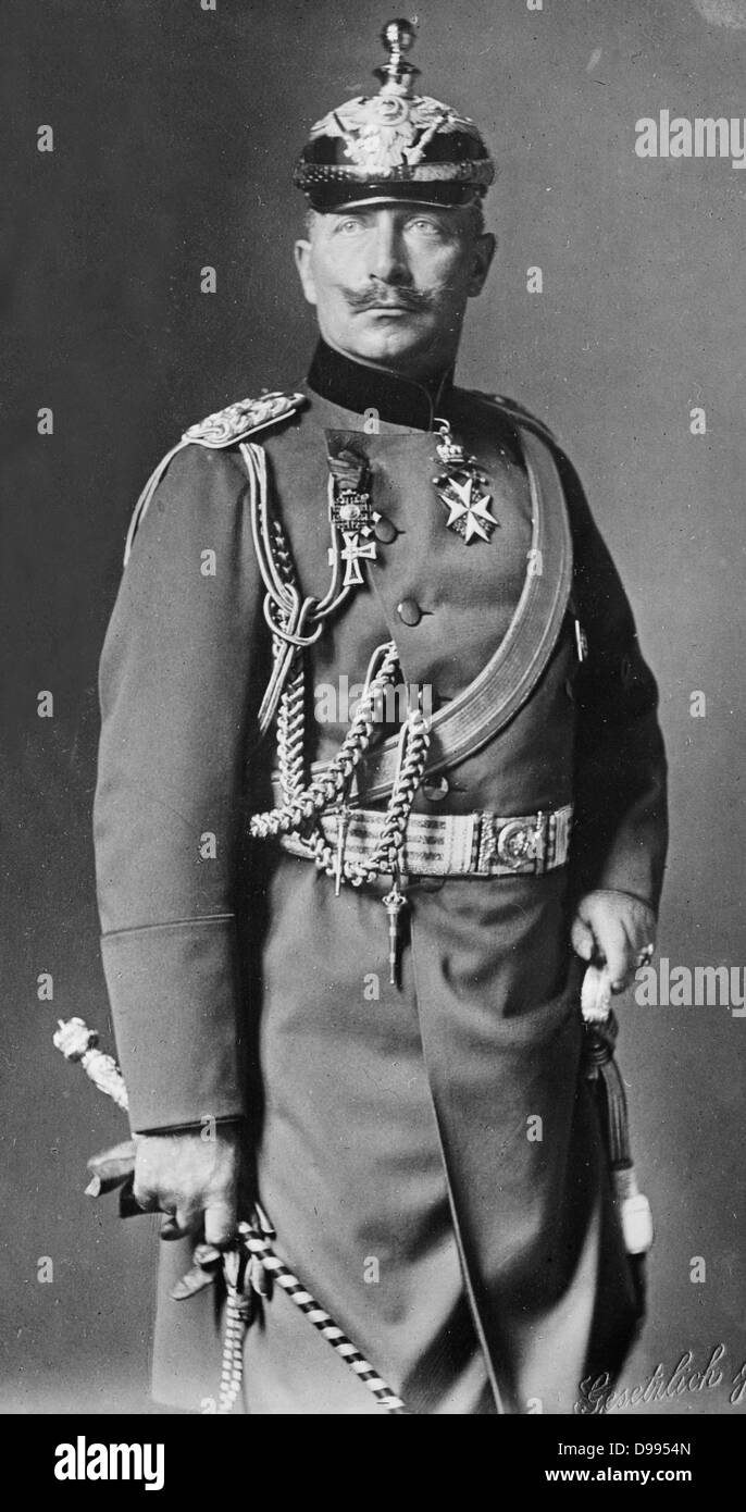 Wilhelm II (1859-1941) imperatore tedesco Kaiser (1888-1918). Tre quarti di lunghezza ritratto in piedi in uniforme militare rivolta verso il lato anteriore, tenendo un Maresciallo di Campo è testimone. Foto Stock