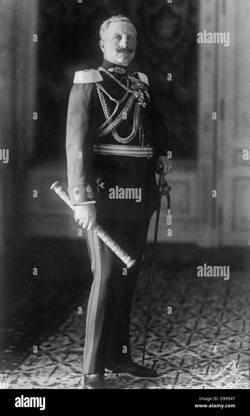 Wilhelm II (1859-1941) imperatore tedesco Kaiser (1888-1918). Tre quarti di lunghezza ritratto in piedi in uniforme militare rivolta verso il lato anteriore, tenendo un Maresciallo di Campo è testimone. Foto Stock