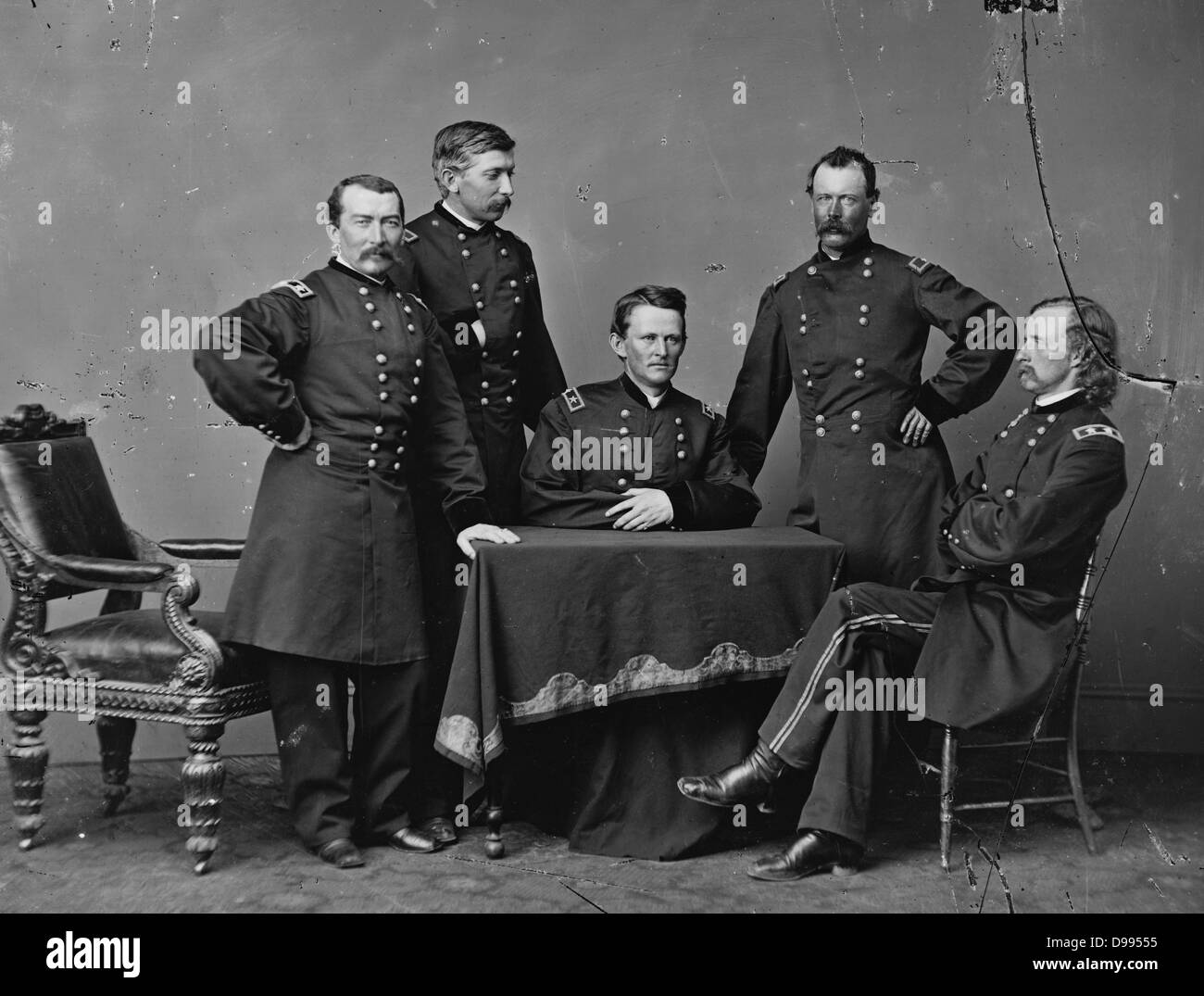 Generale Philip Sheridan (1831-1888), in piedi a destra e il suo staff ufficiali durante la Guerra Civile americana 1860-1865. Esercito Americano officer e Unione europea (Nord) generale. Foto Stock