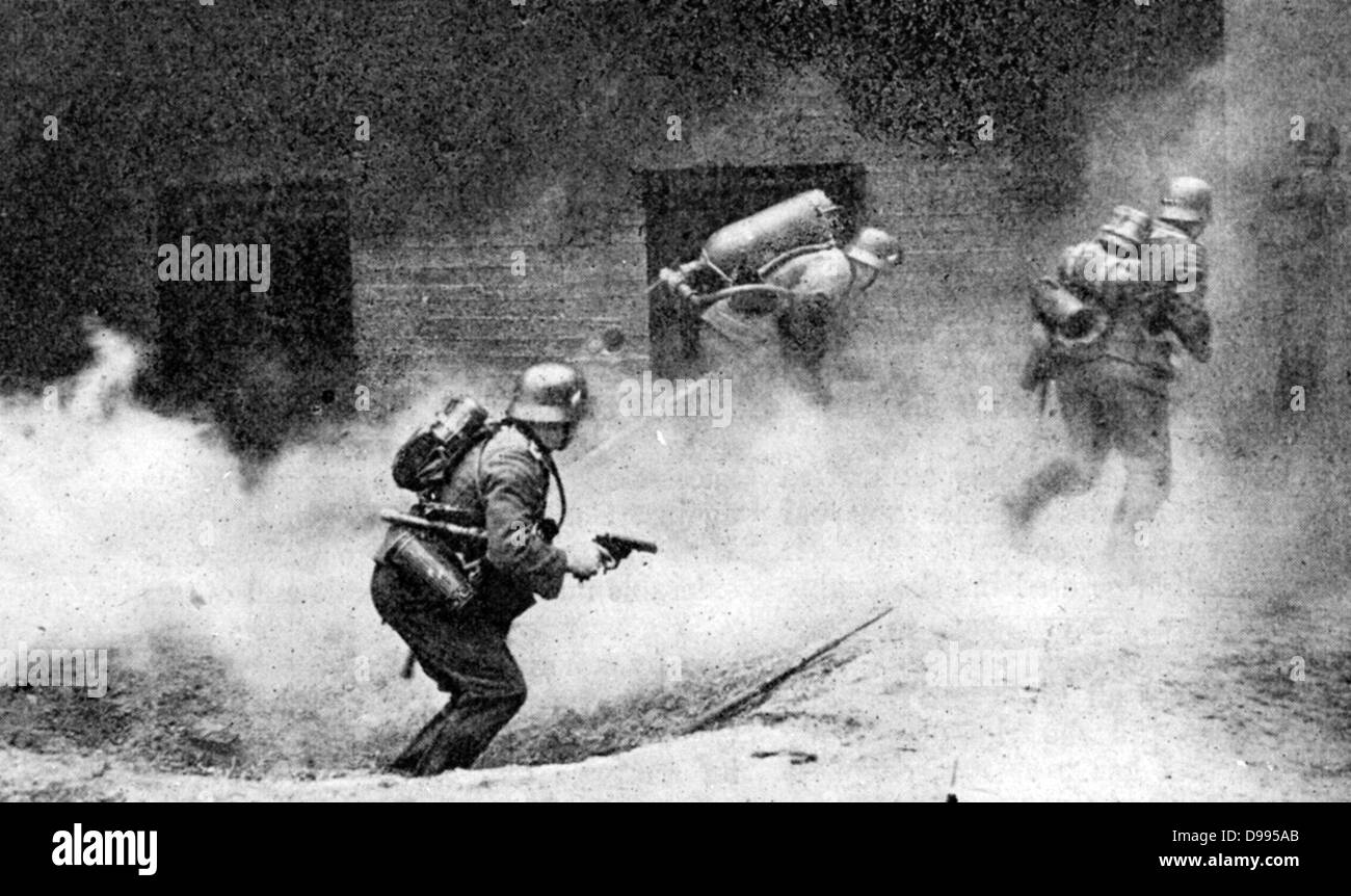 II Guerra Mondiale: nazista (tedesco) dimostrazione di come difensivo francese linea Maginot fortezze furono distrutte da un attacco con lanciafiamme e granate. In alcuni luoghi le difese di Maginot mantenuta per un certo periodo di tempo. Foto Stock