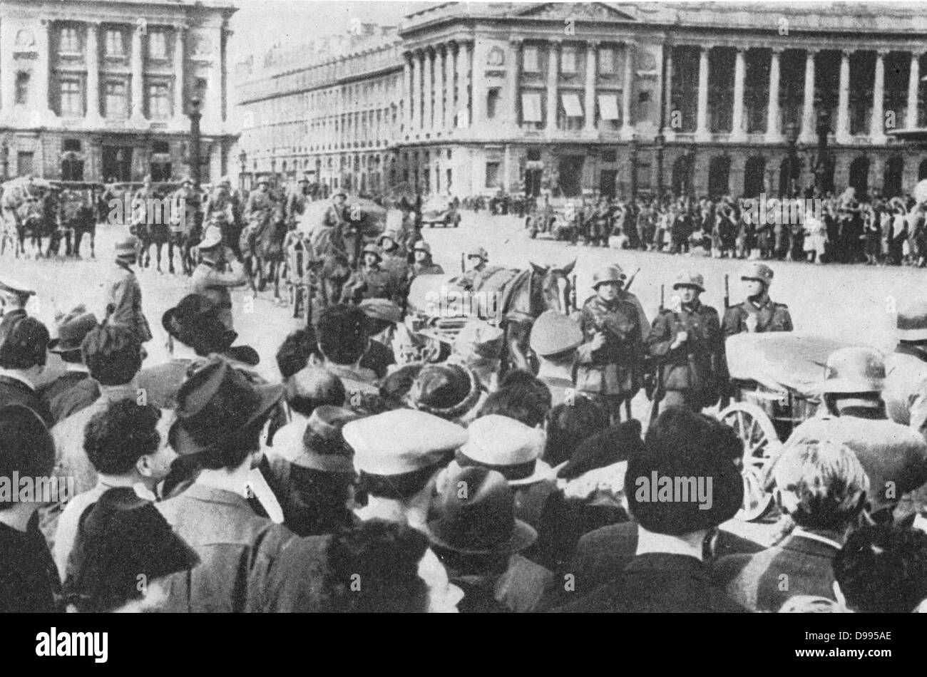 Occupazione tedesca di Parigi - i cittadini francesi guardare come le truppe tedesche passano attraverso la Place de la Concorde, 14 giugno 1940. Il governo francese ha firmato un armistizio e Parigi fu consegnato intatto agli invasori Foto Stock