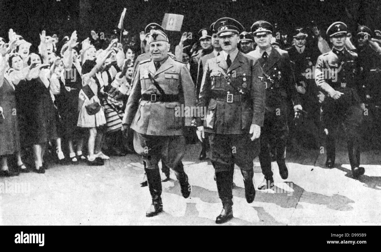 Adoph Hitler e Benito Mussolini a Monaco di Baviera, 18 giugno 1940, per discutere le condizioni per un armistizio con la Francia. Dietro di loro sono i loro ministri degli Esteri Galeazzo Ciano (Italia) e Joachim von Ribbentrop (Germania). Foto Stock