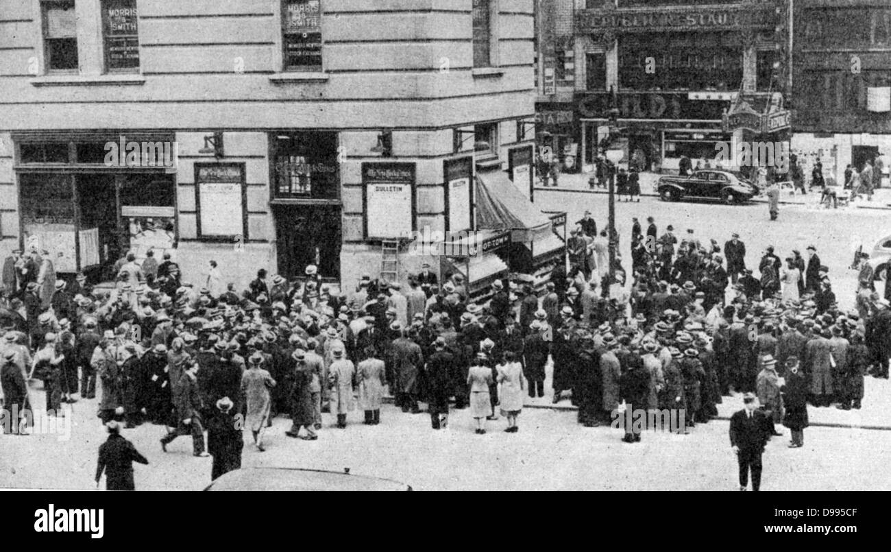 Gli americani in Times Square , New York, guardando i bollettini più recenti da Europa appena pubblicato. Molti hanno ritenuto che il tedesco nazista di azioni sul fronte occidentale erano una minaccia diretta per la propria libertà. Foto Stock