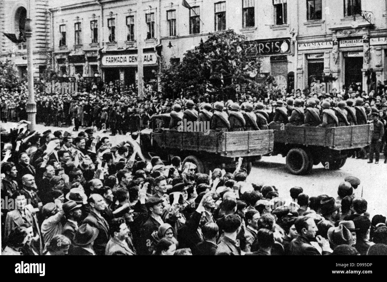 Unità meccanizzate dell'esercito russo guidando attraverso Chisinau, Bessarabia, 3 luglio 1940, recuperando Bessarabia come una provincia russa venti anni dopo che era stato unito con la Romania. Foto Stock