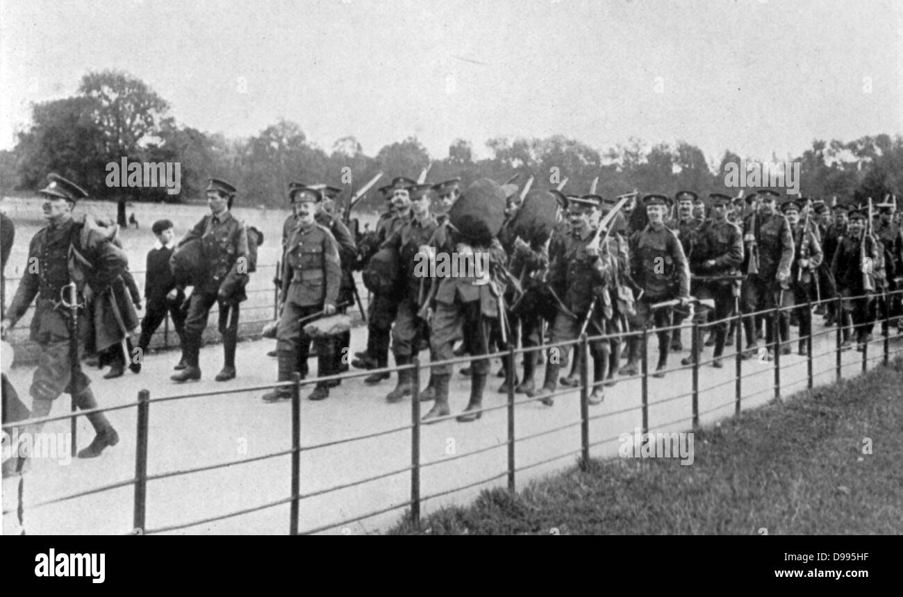 British esercito regolare: guardie Coldstream nel campo uniforme che porta fucili e sacchi, c1914. Foto Stock