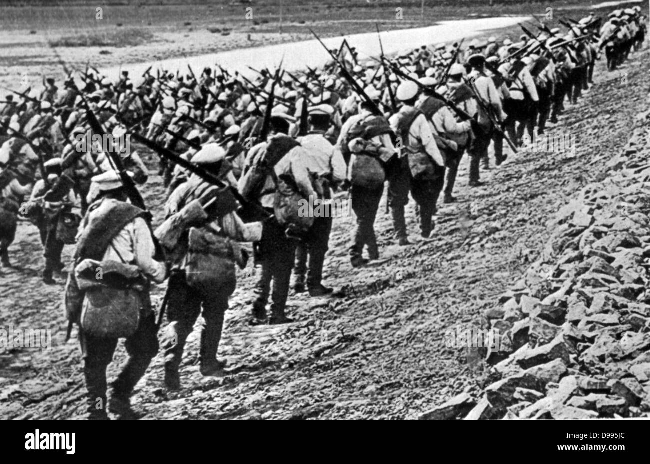 Esercito russo imperiale: Colonna di fanteria in marcia portando full kit da campo, c1914. Foto Stock