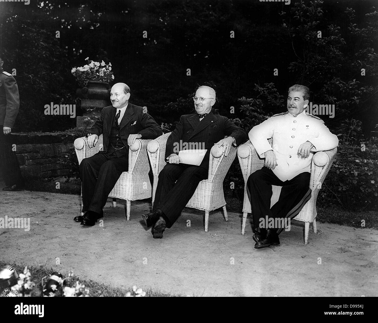 Clement Attlee, Harry Truman e Joseph Stalin, seduti all'aperto a Potsdam (Berlino) Conferenza nel 1945 Foto Stock