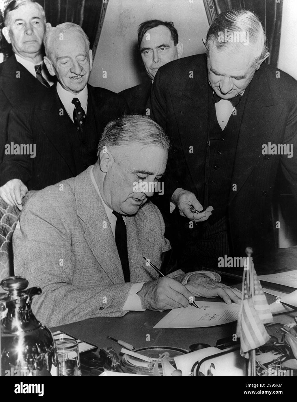 Il presidente Franklin Roosevelt firma degli Stati Uniti la dichiarazione di guerra contro la Germania, Dicembre 11, 1941 Foto Stock