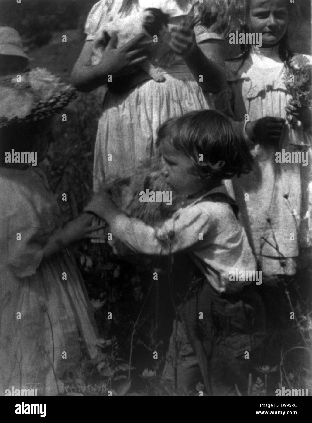 Giorni felici da Gertrude Käsebier, 1852-1934, fotografo: fotografia mostra quattro bambini Foto Stock