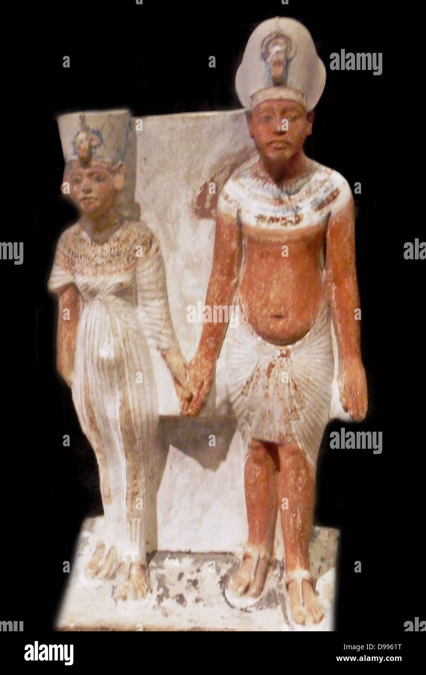 Akhenaten e Nefertiti dopo 1345 BC. AD (dopo anno 9 del reame) in calcare dipinto. Foto Stock