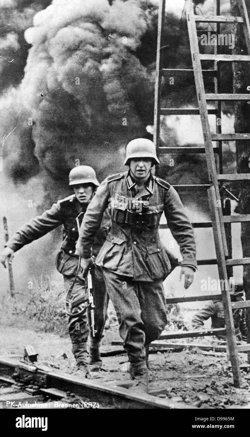 I soldati tedeschi sotto il fuoco in Russia 1942 Foto Stock