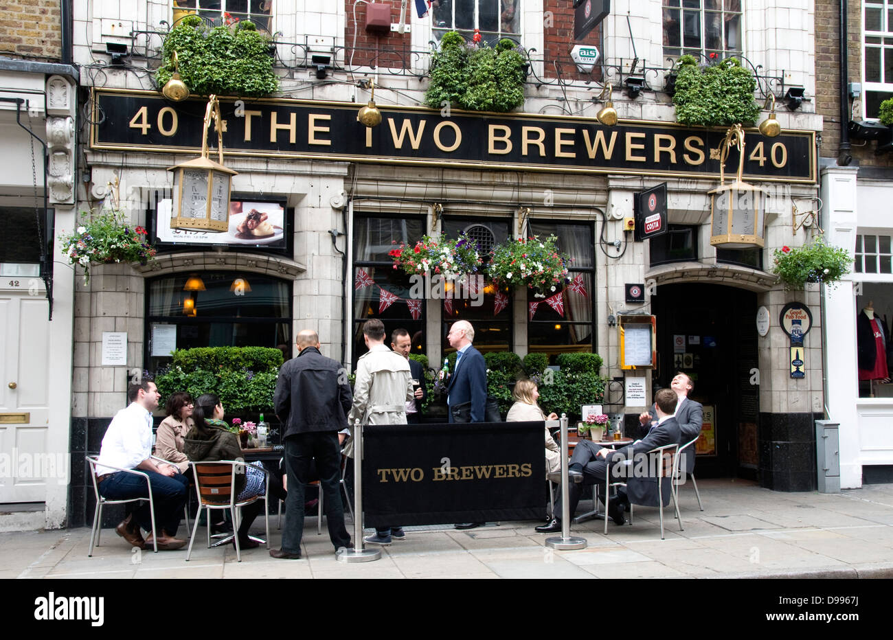 Le persone al di fuori dei due produttori di birra Public House, Monmouth Street, Covent Garden, Londra, Inghilterra, Regno Unito Foto Stock