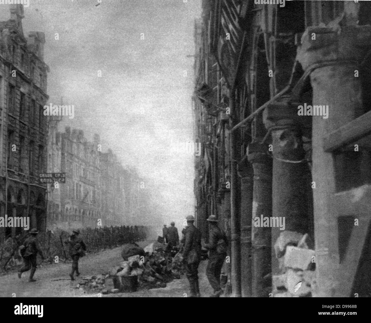 Le truppe britanniche di anticipo in un filo-aggrovigliato street in Arras durante la grande battaglia di aprile. La prima guerra mondiale Foto Stock