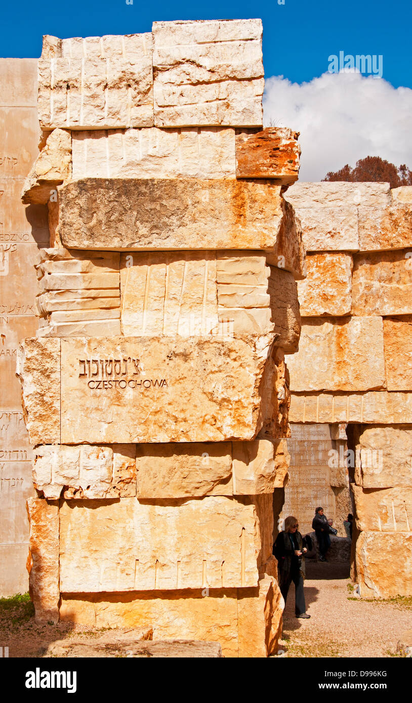 Un muro inciso a valle delle comunità a Yad Vashem a Gerusalemme, Israele Foto Stock