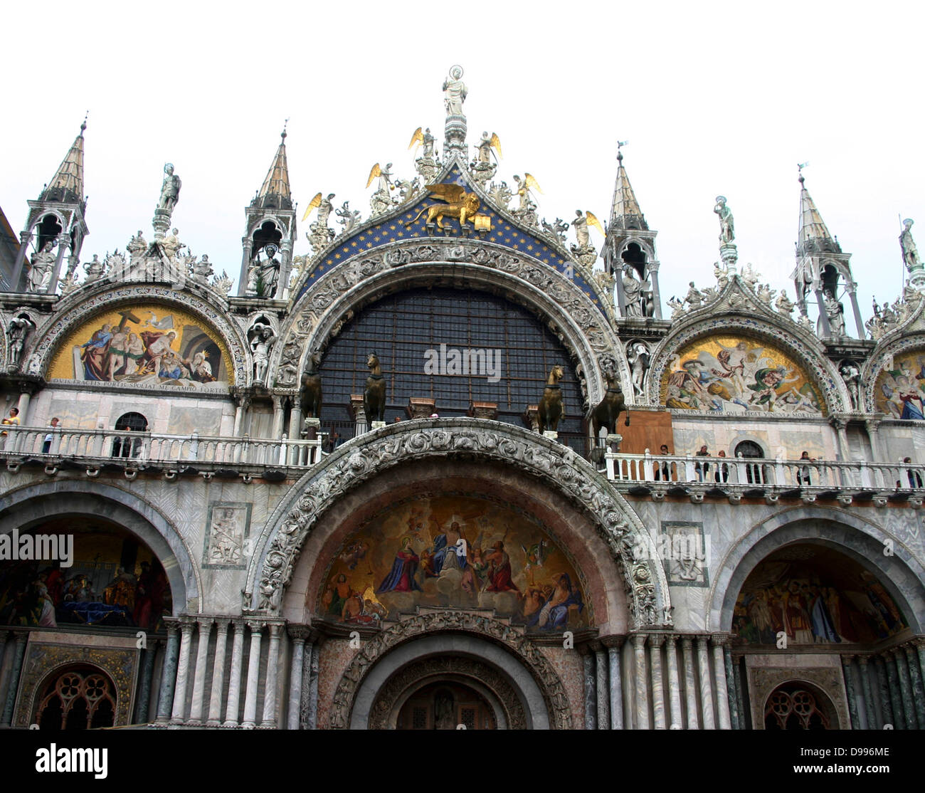 Basilica Cattedrale di San Marco è la chiesa cattedrale di la chiesa romana-cattolica dell Arcidiocesi di Venezia, Italia settentrionale. È il più famoso della città chiese e uno dei più noti esempi di architettura bizantina. Foto Stock