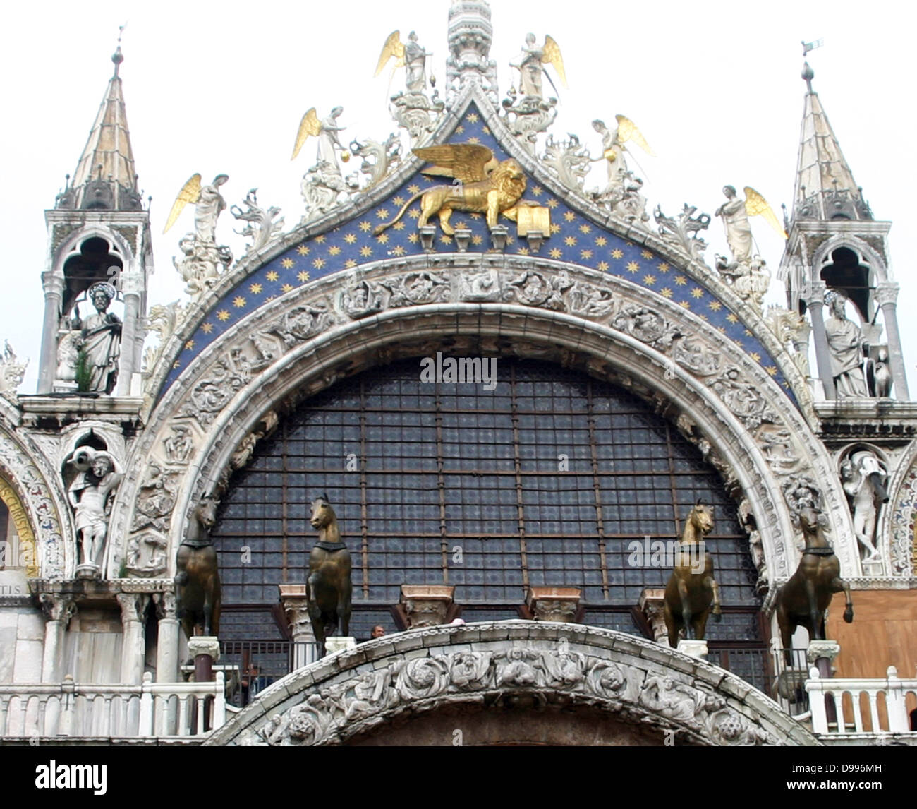 Basilica Cattedrale di San Marco è la chiesa cattedrale di la chiesa romana-cattolica dell Arcidiocesi di Venezia, Italia settentrionale. È il più famoso della città chiese e uno dei più noti esempi di architettura bizantina. Foto Stock