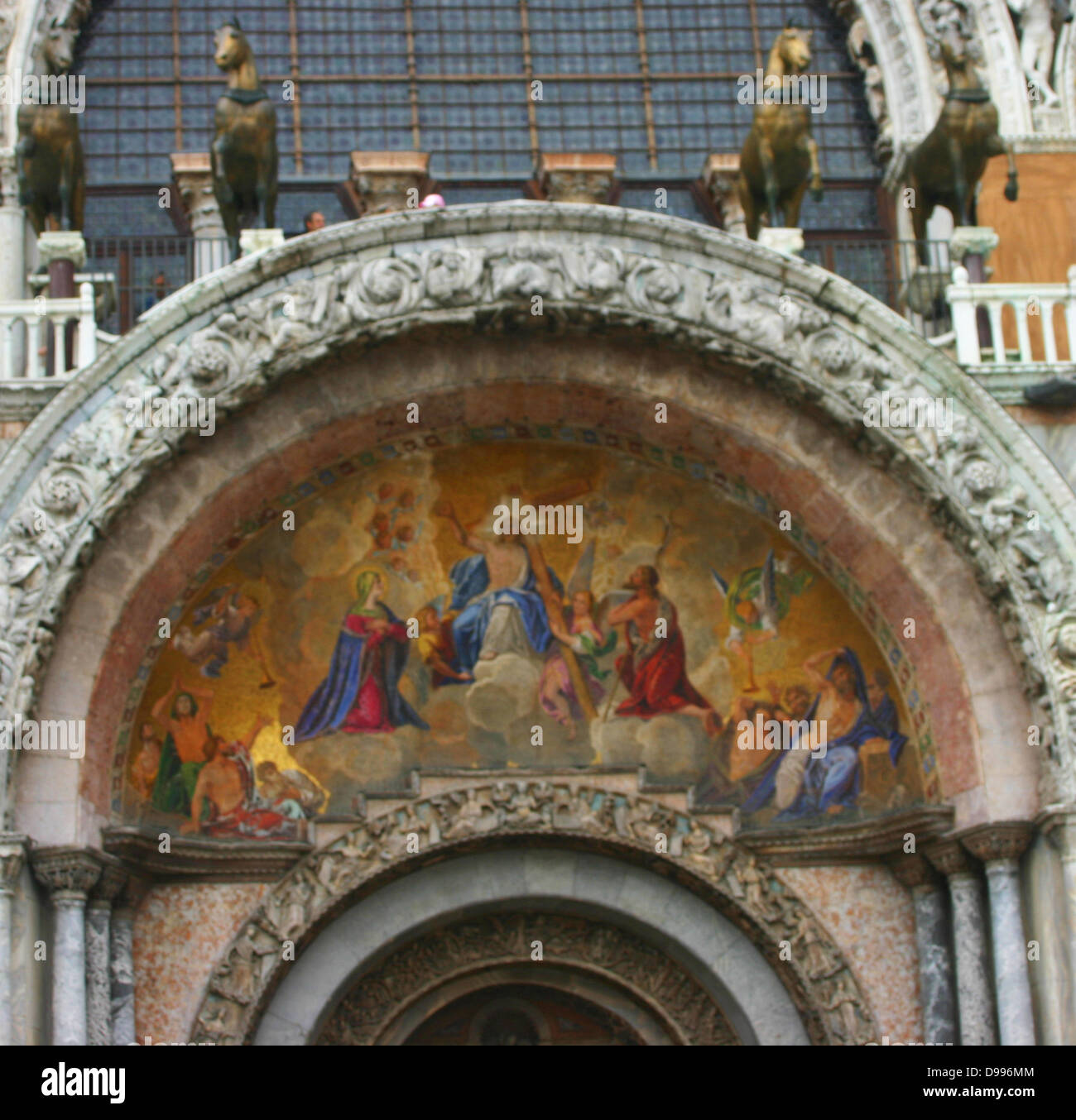 Basilica Cattedrale di San Marco è la chiesa cattedrale di la chiesa romana-cattolica dell Arcidiocesi di Venezia, Italia settentrionale. È il più famoso della città chiese e uno dei più noti esempi di architettura bizantina. Foto Stock