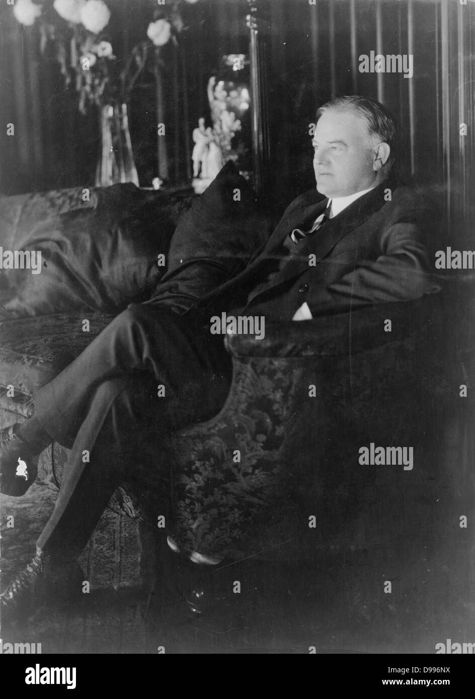 Herbert Hoover, ritratto a figura intera, seduto sul divano, rivolto verso sinistra 1929-30. Herbert Hoover Clark (10 agosto 1874 - 20 ottobre 1964) era il trentunesimo Presidente degli Stati Uniti (1929-1933). Foto Stock