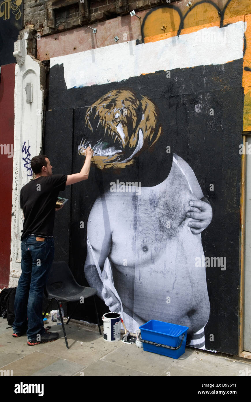 L'artista di strada facendo la street art Brick Lane London E1 2013 2010S UK HOMER SYKES Foto Stock