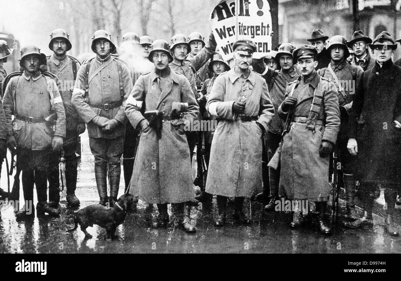 Unità dei Freikorps sfila per le strade di Berlino durante i disordini negli anni della Repubblica di Weimar. Circa 1923 Foto Stock