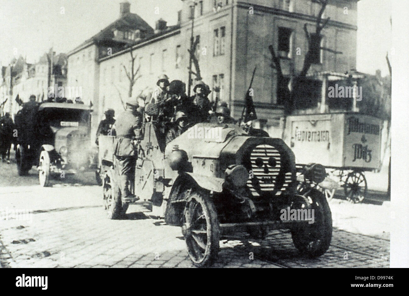 Unità dei Freikorps sfila per le strade di Berlino durante i disordini negli anni della Repubblica di Weimar. Circa 1924 Foto Stock