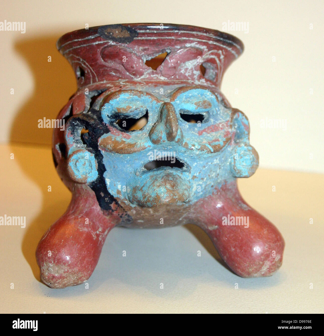 Treppiede in ceramica (bruciatore di incenso), Islas de Sacrificios, 900-1521 annuncio. Il volto del Dio di fuoco (pantheon azteco) Huehueteotl. Il colore blu rappresenta Tlaloc il dio della pioggia. Foto Stock