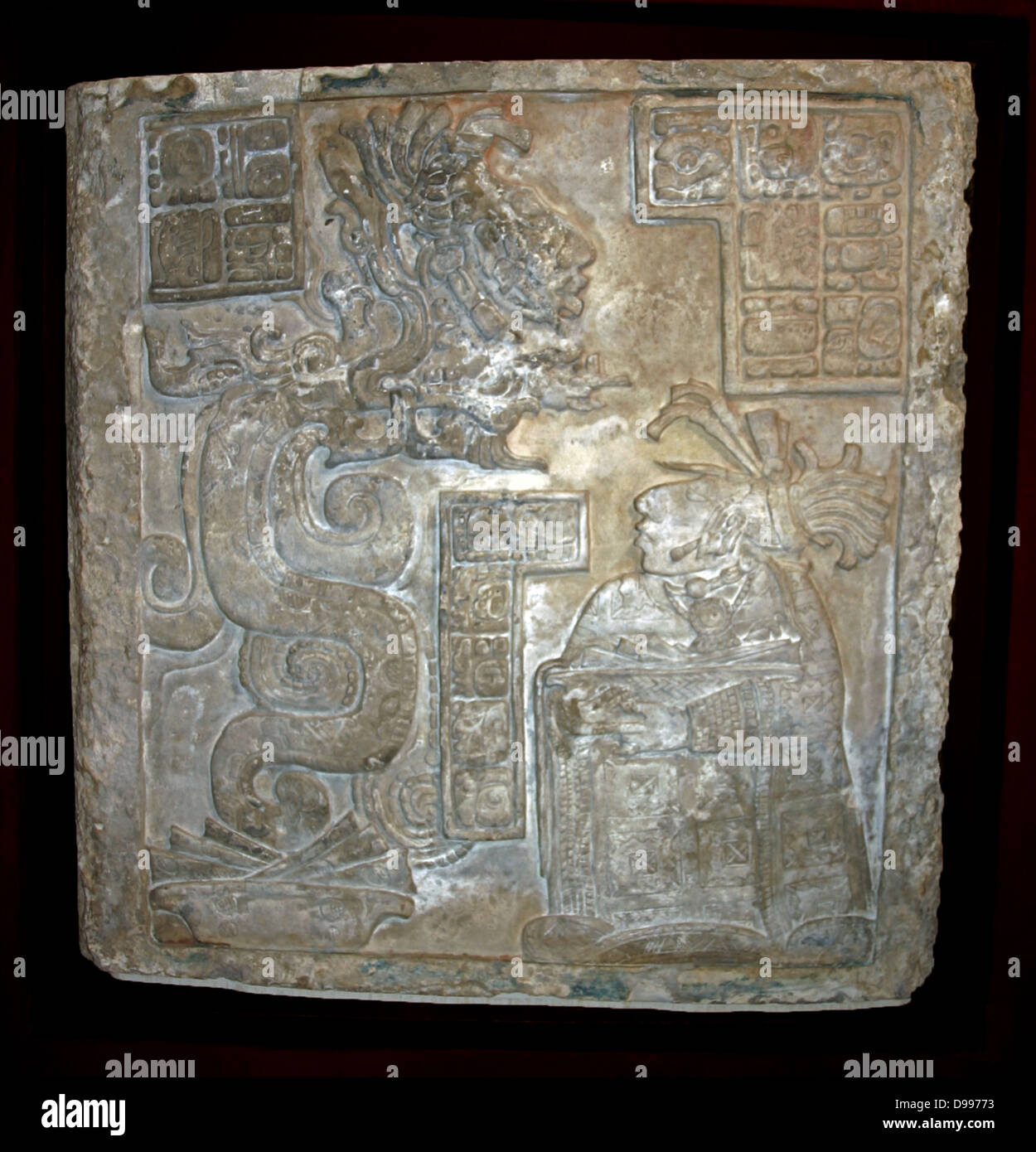 Yaxchilan architrave 15Maya, tardo periodo Classico (ANNUNCIO 600-900) da Yaxchilan, Messico. Un serpente apparizione di un tempio Maya, calcare architrave, uno di una serie di tre pannelli commissionato da Bird Jaguar IV per la struttura 21 a Yaxchilan. L'architrave mostra uno di uccello del giaguaro mogli, Lady Wak Tuun, durante un salasso di rito. La visione serpente appare prima che il suo Foto Stock