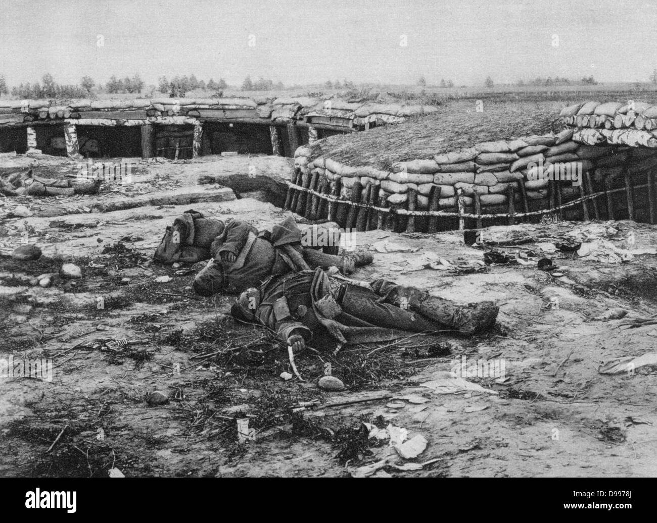 I Guerra Mondiale 1914-1918: Fronte orientale. Posizione russa abbandonata nel volto di anticipo tedesco attraverso la Polonia, 20 Luglio/ 2 Agosto) 1915. Campo di battaglia soldato di trincea corpo morto Foto Stock