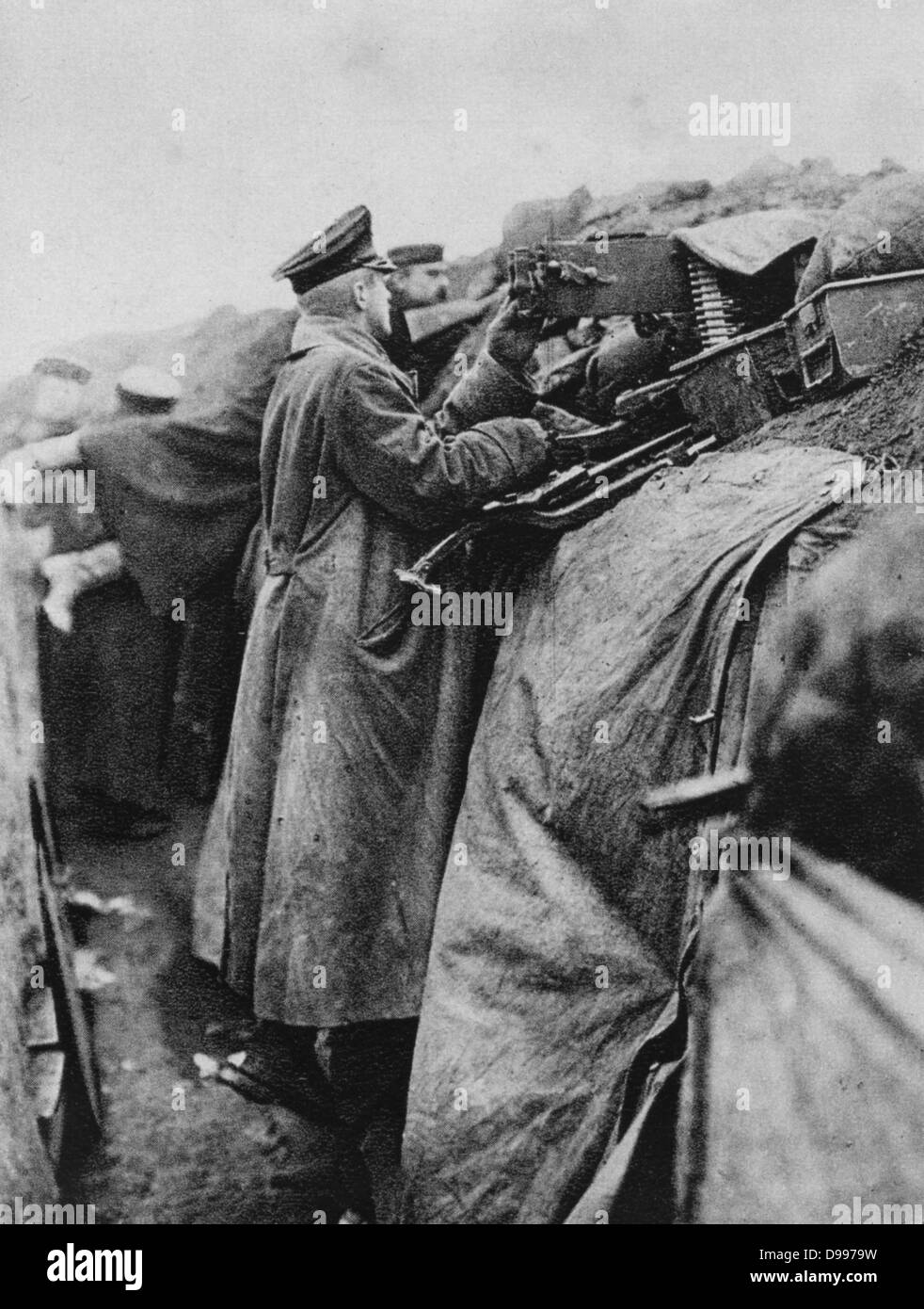 I Guerra Mondiale 1914-1918: una guerra di trincea - soldato tedesco in piedi in una trincea e cottura di una mitragliatrice, 1915. Militare, esercito, arma, automatico Foto Stock