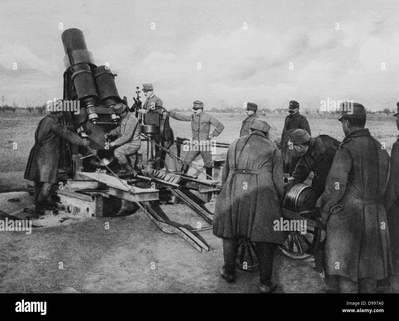 I Guerra Mondiale 1914-1918: mortaio austriaco in procinto di essere caricato con il suo equipaggio a pistola, 1915. Militare, esercito, soldato, artiglieria Foto Stock