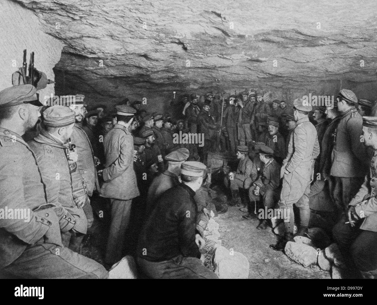 I Guerra Mondiale 1914-1918: soldati tedeschi ad ascoltare un concerto in la sicurezza di una grotta francese, 1915. Militari, soldato, Intrattenimento, musica Foto Stock
