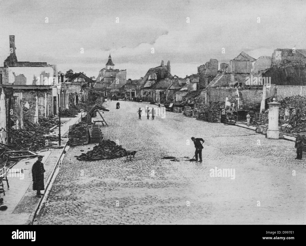 I Guerra Mondiale 1914-1918: Street nella Prussia orientale città di Ortelsbourg distrutta dal bombardamento Russioan, Agosto 1915. Rovine, detriti e macerie Foto Stock